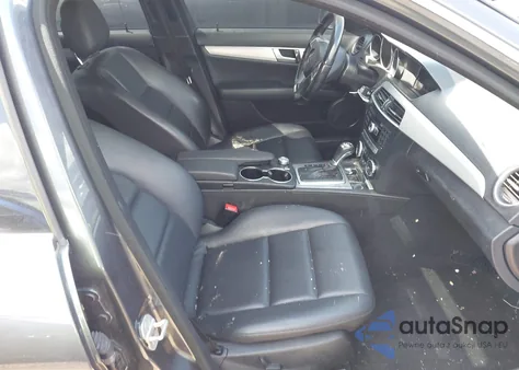 2014 Mercedes-Benz C 300 Luxury 4Matic/Sport 4Matic z USA, uszkodzony, nr VIN WDDGF8AB8ER318100